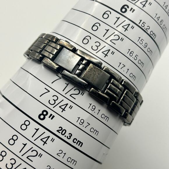 Nine West Metallic Gray Crystal Dial Women’s Watch Working New Battery - Picture 7 of 7